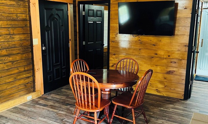 Pine Ridge Cabin | KNOTTY PINE 🌲 Handcrafted Cozy Cabin in RRG Pet Friendly Hot Tub