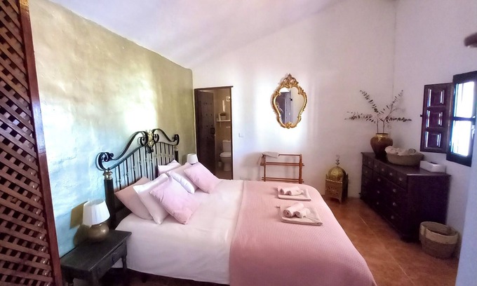 Comares Villa | Knusse Villa, Geheel Vrij Gelegen met Veel Privacy, Zwembad en Prachtig Uitzicht