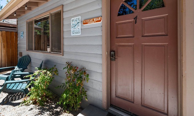 The Village Cottage | Kodiak Bear Studio Pet Friendly Perfect Location
