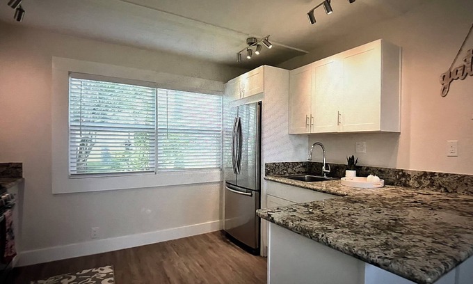 Historic Kailua Village Condo | Kona Coastal Getaway – A Short 5 min Walk from Beach, Shops & Vibrant Ali‘i Dr!