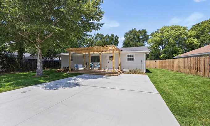 Wright House | Ksweetly's Sunset Cottage 4-bdrm, 2 bath, sand Volleyball Ct, Fort Walton Beach