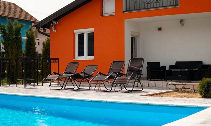 East Sarajevo House | Kuca za odmor Lukavica - House with Swimming Pool