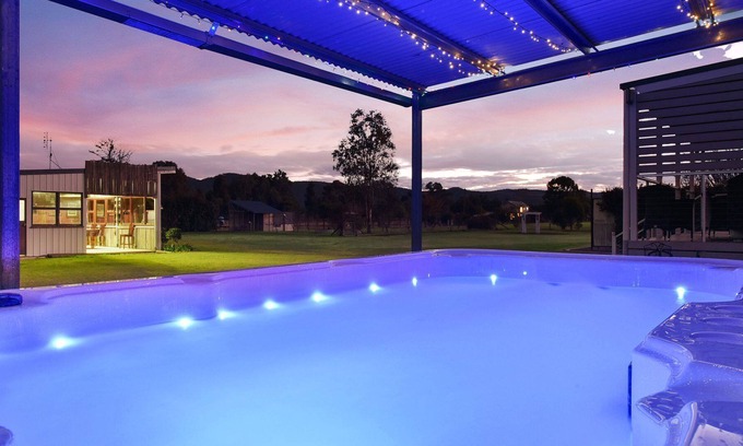 Broke House | Kulang Cottage near new with Plunge Pool & Hot Tub and on the fringe of Broke Village