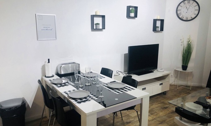 Blagnac Apartment | L'APPART'DE-GAULLE * PARK * STREETCAR * GARDEN * CHEK-IN * 24/24