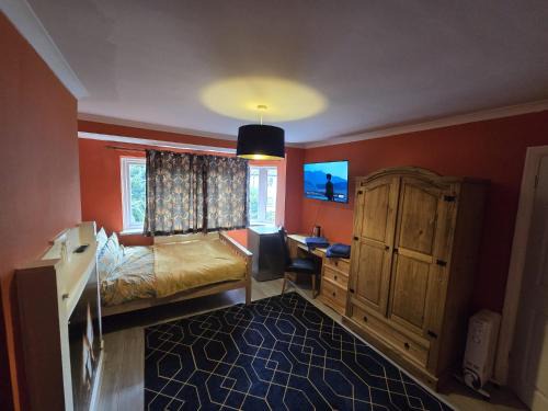 London Borough of Hounslow House | L'Auberge close Syon Lane Station and Heathrow
