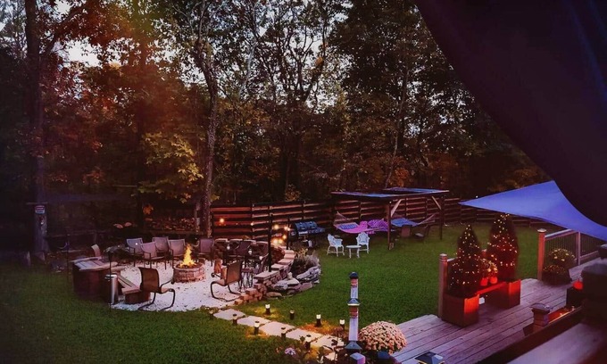 East Stroudsburg House | l Entertainers Retreat l FirePit/HotTub/Sauna/Pool