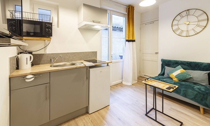 Laval Apartment | L'ensoleillée - Studio à 300 m de la gare de Laval