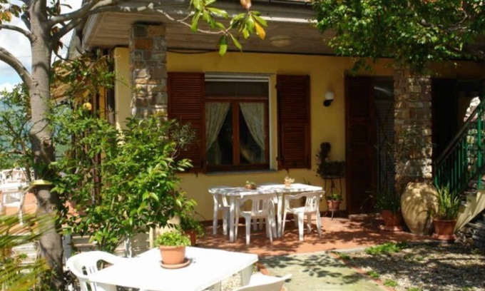 Torria Apartment | L'Ulivo di Sempre Bianco. Quietly located apartment at Torria, an old olive-growing mountain village