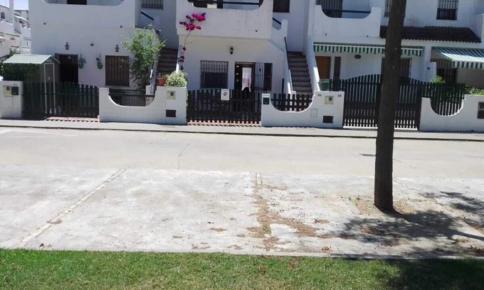 Islantilla Ski Chalet | La Antilla-Vivienda Adosada en un jardin-7/8 PAX. Con aparcamiento.
