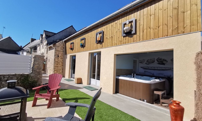 La Turballe House | La Baleine gite with its Jacuzzi