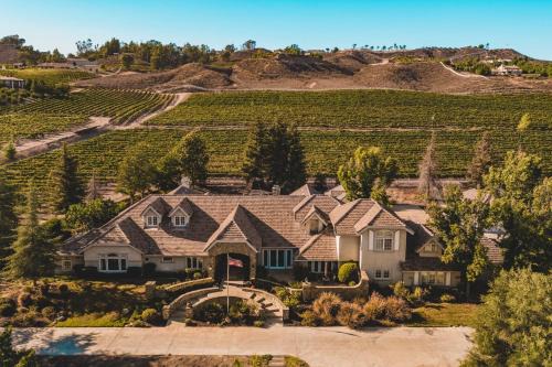 Temecula Villa | La Barrique by AvantStay Secluded 14 Acre Estate w Vball Pool