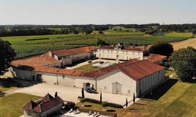 Reaux Apartment | La Cannonerie: Gîte in the heart of the Cognac vineyards with swimming pool.