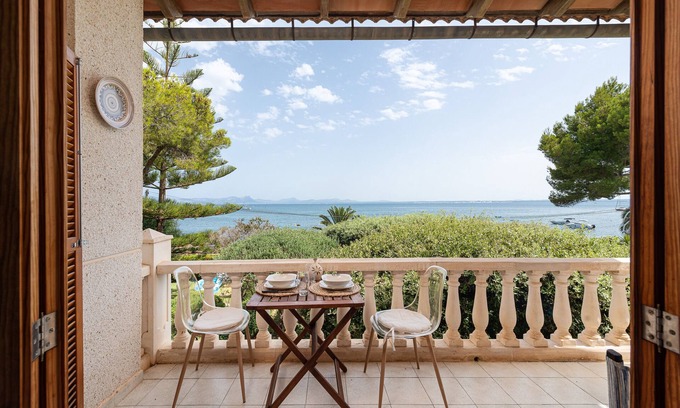 Alcanada House | LA CASA DEL FAR - Wonderful semi-detached house facing the sea in Alcanada. Free WiFi.