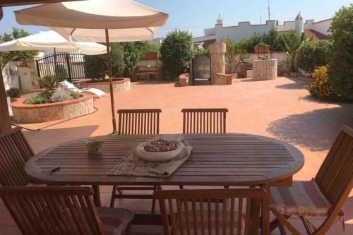 San Pietro in Bevagna Villa | La casa di Clelia Torre colimena porto cesareo salento esclusiva 2 piani con 6 camere doppie 3 bagni posti auto terrazza giardino 5 minuti dal mare