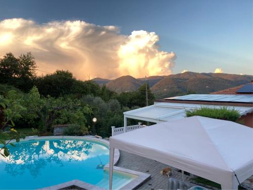 Ricco del Golfo di Spezia Apartment | La casa nel verde con piscina
