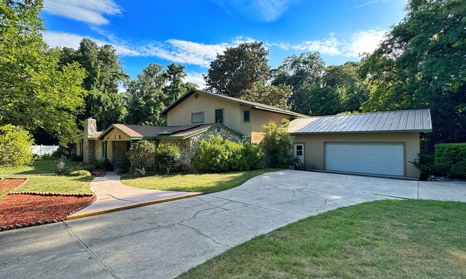 Gainesville House | La Casona: Spacious 6-bedroom house, outdoor pool, and new pickleball court!
