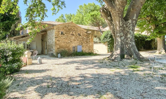 Valreas Cottage | La Chapelle, gîte with heated pool in Provence