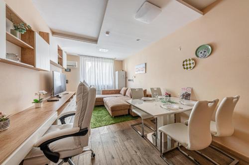 Istvanmezo Apartment | La Dolce Vita -Massage Shower Stay with AC, Balcony near the City Park