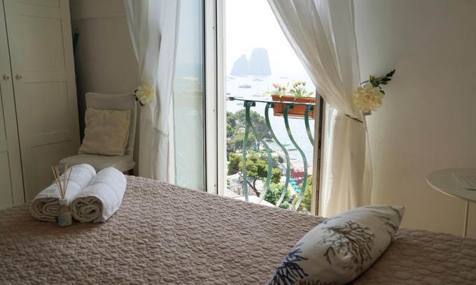 Marina Piccola Apartment | La Finestra sui Faraglioni