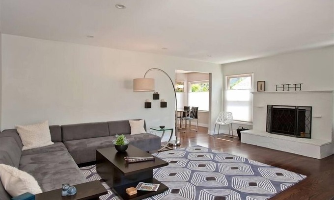 Beach Barber Tract Condo | La Jolla Beach and Village - Contemporary and Bright