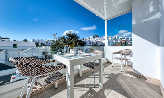 Puerto del Carmen Ski Chalet | la Joya Suites-150m from the beach