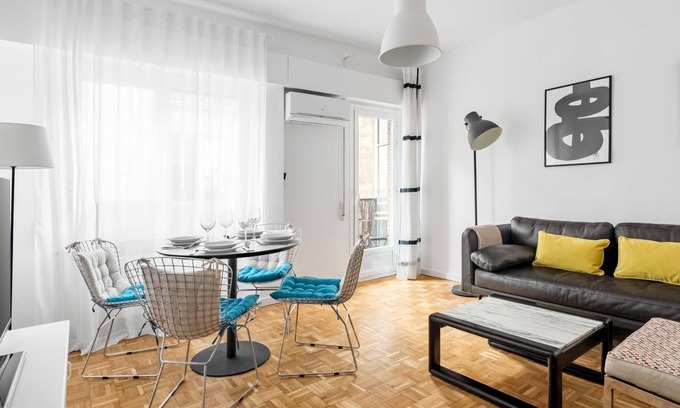 Embajadores Apartment | La Latina Life - 2-Bedroom Apartment with Balcony