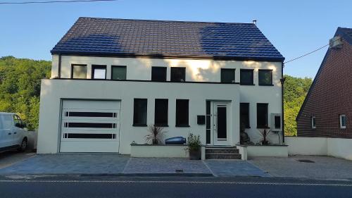 Hastiere House | la maison blanche a Hermeton sur Meuse