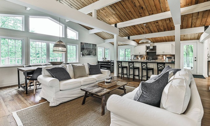Mont-Tremblant House | La Maison Blanche | Hot tub & Sauna | Tremblant Living