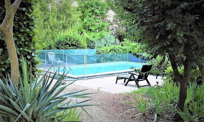 Cadenet Apartment | La Maison Bleue