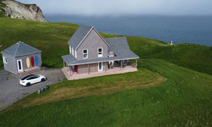 Iles de la Madeleine House | La Maison des Buttes Pelées