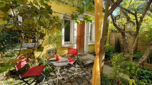 Montreuil House | La maison jaune près du métro