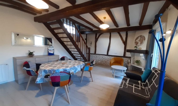 Le Vieil-Evreux House | La Maison Vesta: quiet, courtyard, enclosed parking lot
