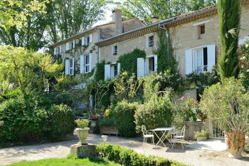 Pernes-les-Fontaines Bed & Breakfast | La Nesquière Chambres d'Hôtes