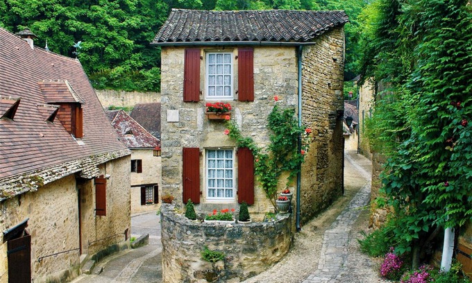 Beynac-et-Cazenac House | La Petite Maison: Fairytale Stay in Village Center