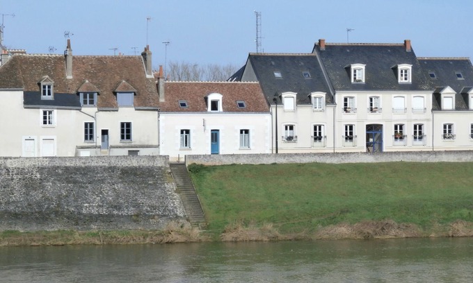 Amboise Apartment | LA PORTE BLEUE on the Île d'Or opposite the Château d'Amboise