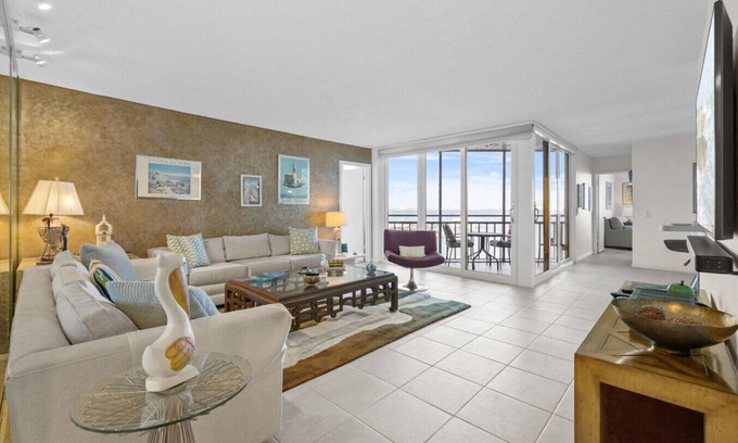 Vista de Oro Apartment | La Puerta Del Sol 12-469