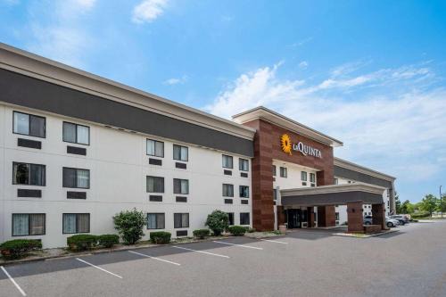 Wayne Hotel | La Quinta Inn by Wyndham Indianapolis Airport Executive Dr