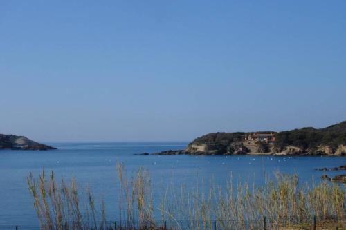 Giens Apartment | La Tour Fondue Appartement vue mer Grand T2 face a Porquerolles Drap serviette non fournis