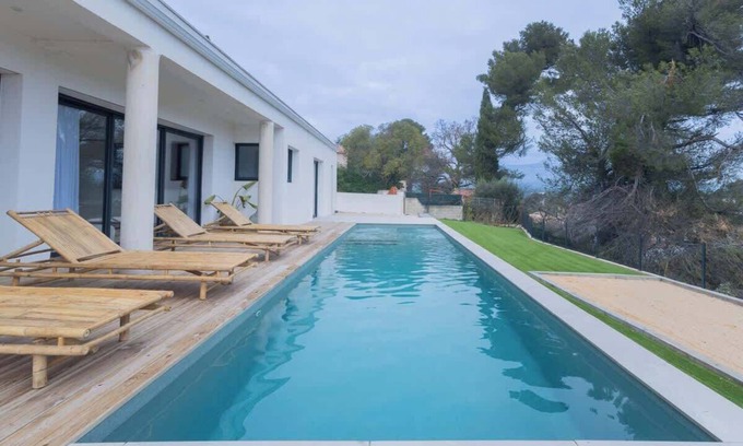 Aubagne House | La Villa J Summary: L