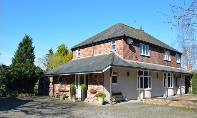Knutsford House | Laburnum Cottage Guest House