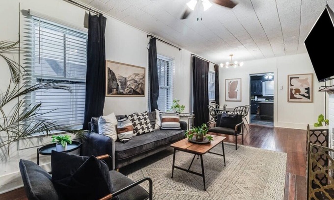 Freetown - Port Rico House | Lafayette Hideaway Private Room with Kitchen & Parking