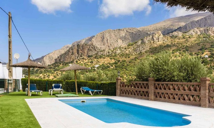 Alora Villa | Lagar del Chorro 3 bedroom share pool & garden