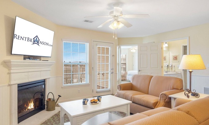 Kimberling City Condo | Lake Access-Spacious Condo-Free Attraction Tickets-Deck Area