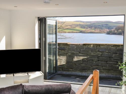 Littleborough Apartment | Lake Bank Views