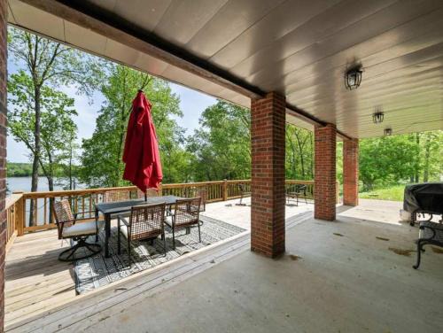 Cadiz House | Lake Barkley Retreat - Newly Renovated - 5 BR