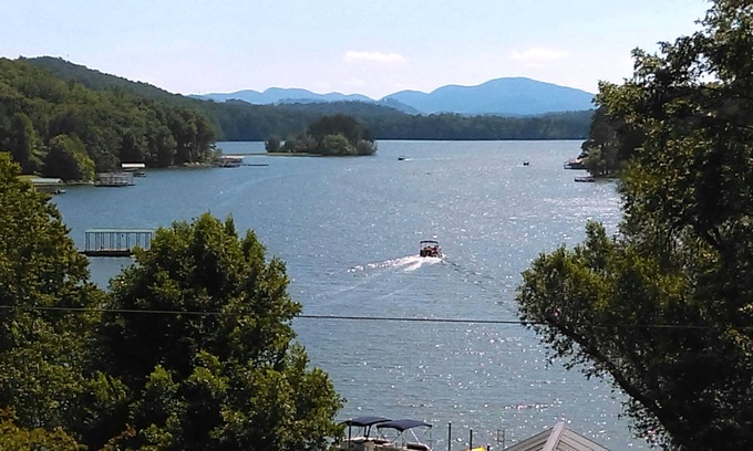 Hayesville Cottage | Lake Chatuge Country Cottages, 4 Vacation Rentals 17 Guests! Call for pricing.