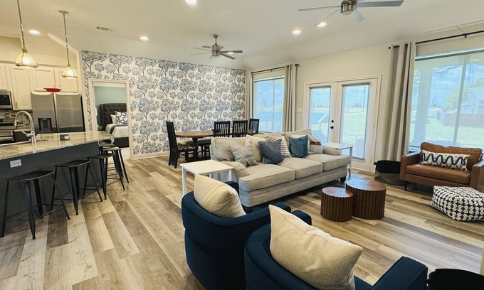Tool House | Lake Front 4BR + Dock & Paddle Boards, Water front & Sunset Views