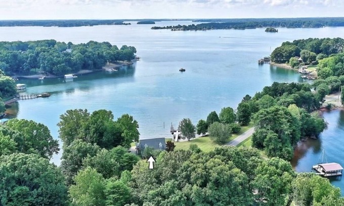 Mayhew House | Lake Front Chalet w/600+ feet of shoreline Amazing Long Range Views
