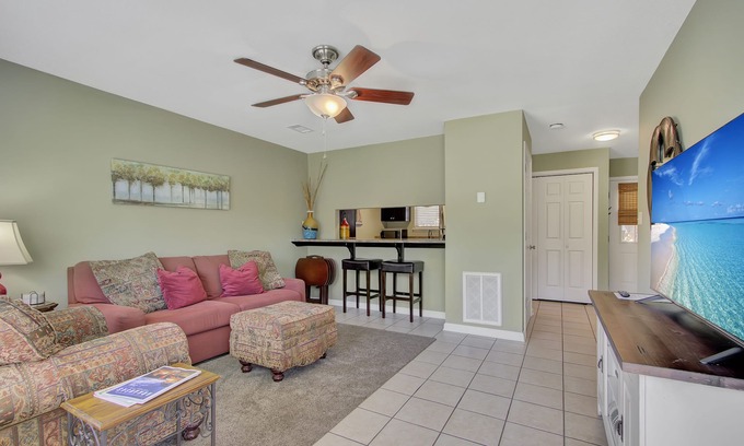 Mid America Condo | Lake Front Condo with Boat Slip/Unit 9/Close to Bathhouse Row and Oaklawn!