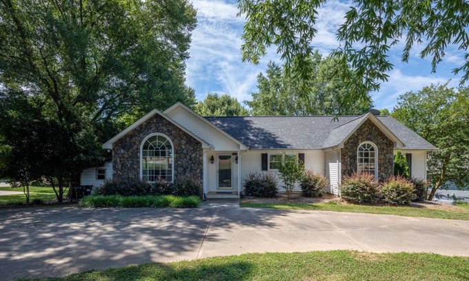 Norwood House | Lake Front Home on Lake Tillery! Huge yard and plenty of parking!